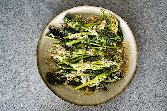 Broccolini asado y fioretto con mantequilla de tahini de Katrina Meynink.
