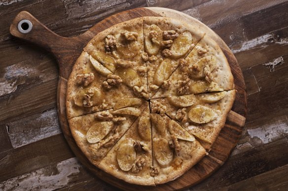 Banana and honey dessert pizza. 