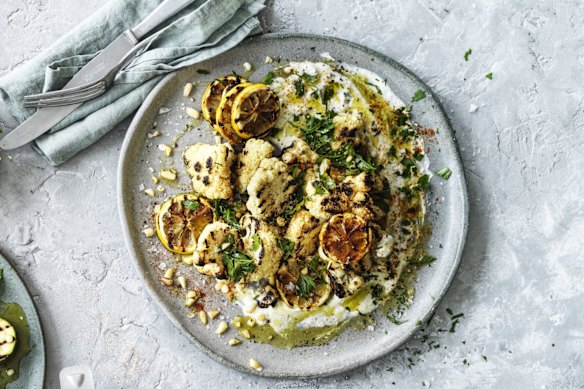 Aumente a ingestão de fibras comendo vegetais e frutas ao longo do dia.