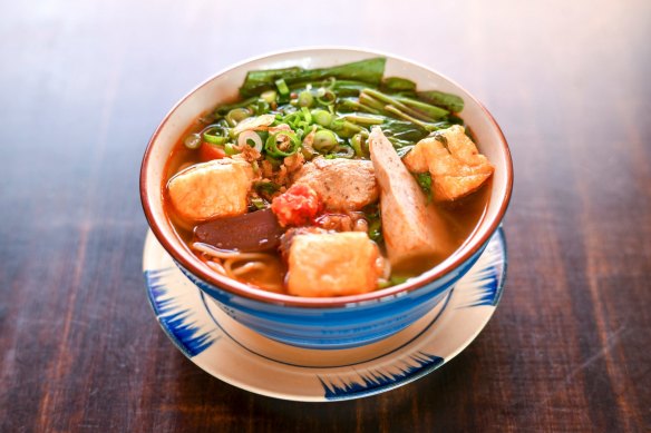 Canh bun (water spinach noodle soup).