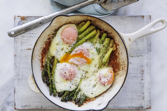 Adam Liaw’s grilled asparagus with coddled eggs and parmesan makes a filling and low-GI meal.