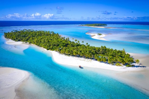 Pick your lunch spot: One Foot Island in Aitutaki Lagoon, Cook Islands.