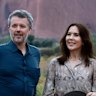 King Federik X and Queen Mary pose for photos in front of Uluru.