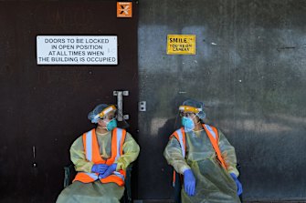 Health workers at a COVID-19 testing clinic in Prestons. NSW Health has called particularly on people in south-west Sydney to come forward for testing.