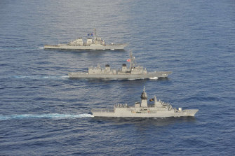 Австралийские, американские и японские военные корабли вместе плывут в Южно-Китайском море.  США хотят активизировать деятельность своих союзников в регионе.
