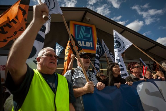 TWU members protest outside an Aldi supermarket in 2017, demanding 'safe rates' for truck drivers.