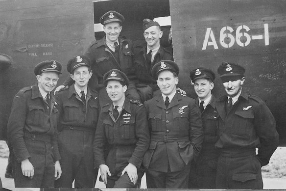 Airmen (left to right) Bill Copley, Joe Grose, Peter Isaacson, Bob Nielsen, Archie Page, Alan Ritchie and (back) Don Delaney and Claude Spencer in 1943.