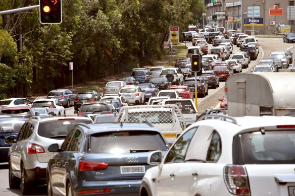 Motorists can avoid lengthy traffic queues leaving Sydney by timing their journey off-peak. 