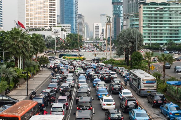 Endonezya'nın ana ticaret merkezi olmaya devam edecek olan Jakarta'da öğleden sonra yoğun trafik.