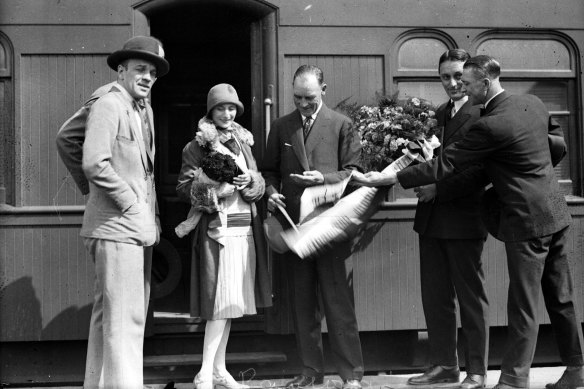 Anna Pavlova makes another grand entrance at another railway station during her tour of Australia.