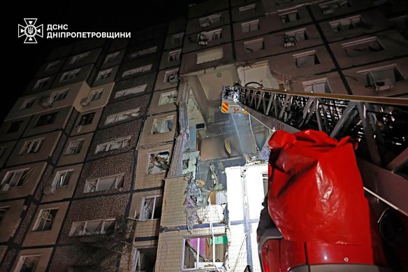 Nesta foto fornecida pelo Serviço de Emergência Ucraniano, os bombeiros apagaram o incêndio após um ataque de foguete russo que atingiu um prédio de apartamentos de vários andares no Dnipro.
