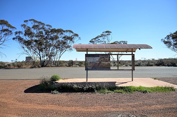 A broken welcome sign in Kalgoorlie. 