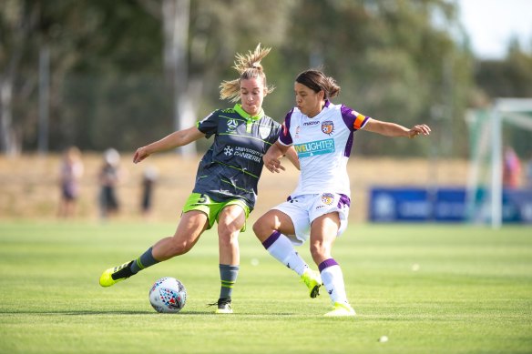 Sam Kerr (right) playing for Perth Glory in 2018. 