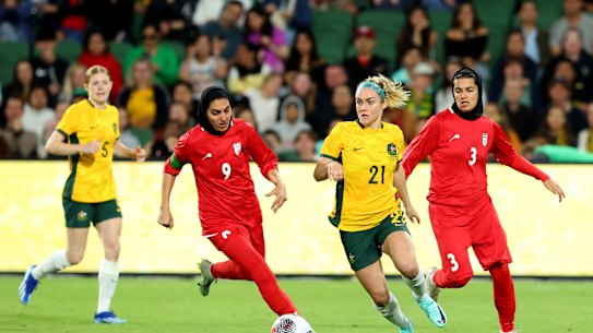 Ellie Carpenter controls the ball against Iran.