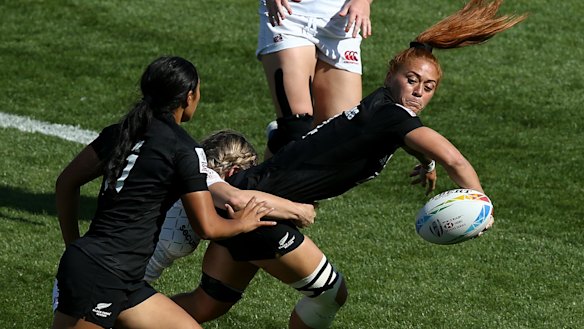 Niall Williams offloads during a sevens match between New Zealand and England in 2020. The pass looks remarkably similar to her brother Sonny’s trademark offload.