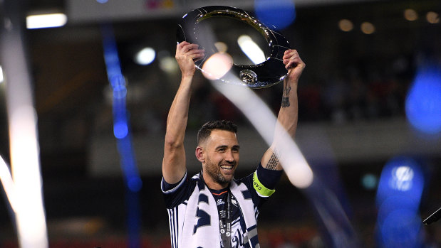 Carl Valeri holds up the trophy after Melbourne Victory won their fourth title in 2017-18.
