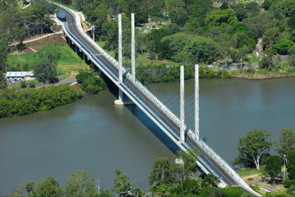 Public transport experts say it makes sense for buses to run through the UQ campus.