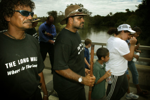 Michael Long (centre) crosses the Murray River on his way to meet John Howard in 2004.