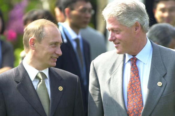 Vladimir Putin dan Bill Clinton bertemu di Jepang pada Juli 2000.