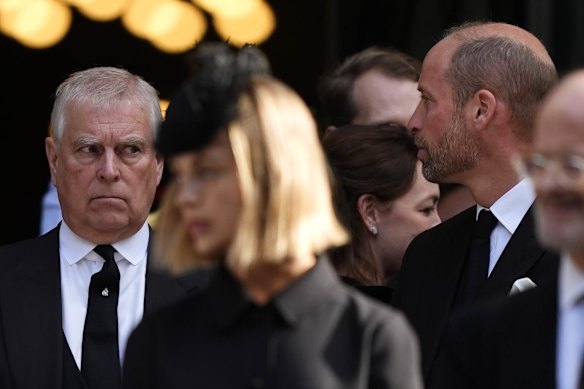 A aparição do Príncipe Andrew fora da Catedral de Westminster para o funeral da Duquesa de Kent ilustrou o problema para todo o mundo ver.