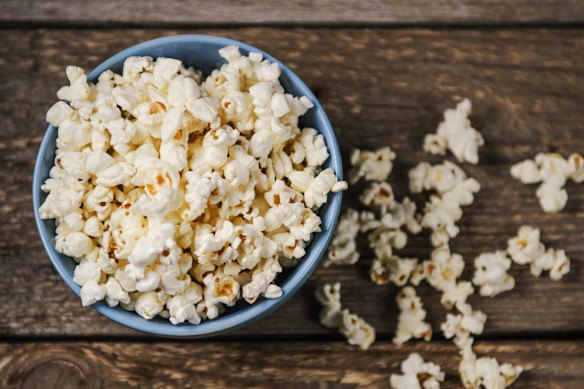 A pipoca contém nutrientes que estão ausentes em produtos de grãos refinados, como o arroz branco.