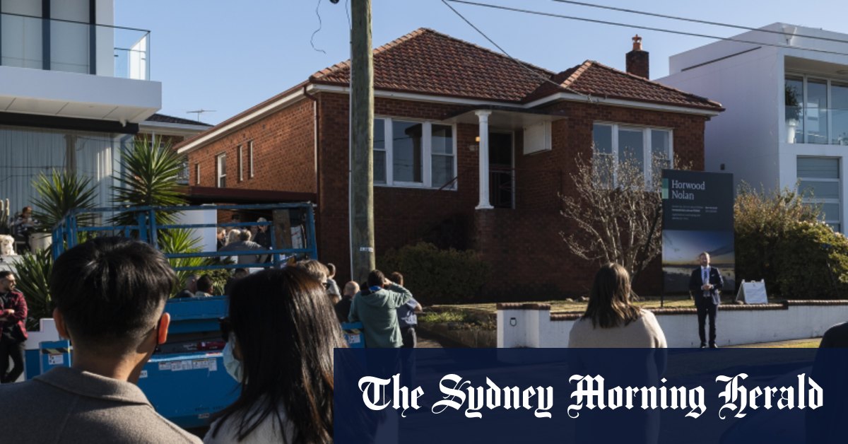 Sydney auctions Cabarita house sold for 4.72 million to buyers who