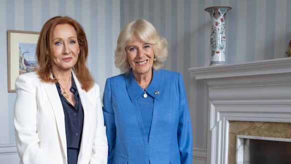 JK Rowling con la Regina Camilla al Palazzo di Holyroodhouse a Edimburgo il mese scorso. 