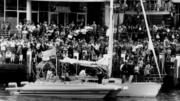 The crowd at Darling Harbour to greet Kay Cottee, June 05, 1988. 