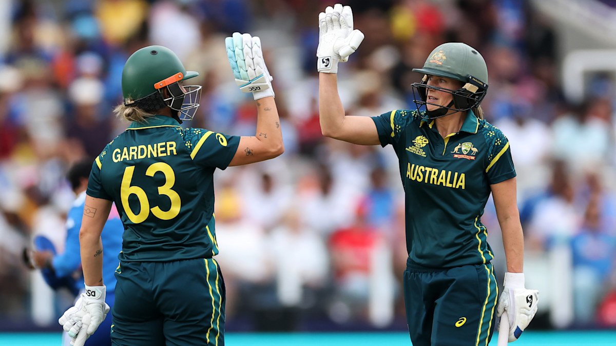 Ash Gardner and Ellyse Perry running between wickets
