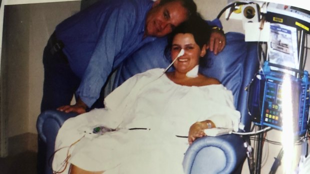 Nicole McLean, babası Jim ile Bali bombalamasından sonra hastanede iyileşiyor. 