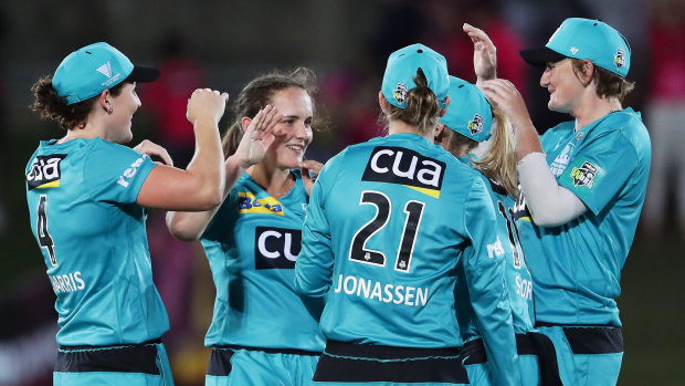 Amelia Kerr of the Heat celebrates after taking the wicket of Sarah Aley of the Sixers at North Sydney Oval.