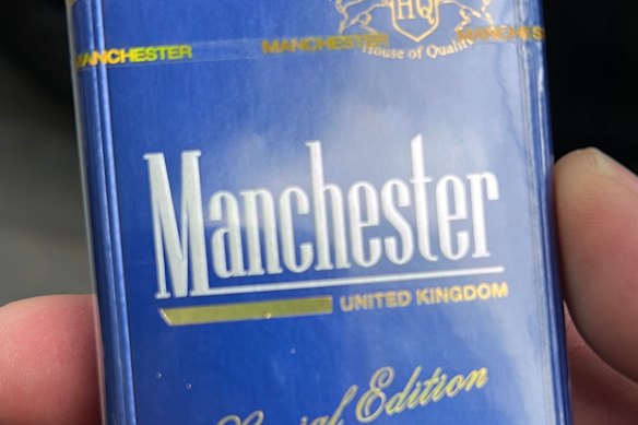 Os cigarros ilegais que The Age comprou a poucos metros da sede da agência reguladora Tobacco Licensing Victoria.