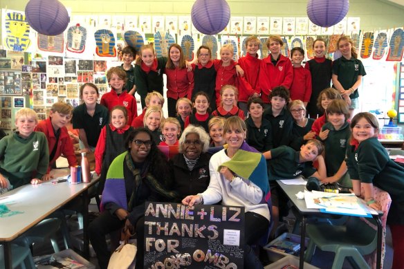 Verity Davis-Raiss and her students at Avalon Public School in NSW thank Annie Nayina Milgin, a Nayina Milgin knowledge holder, and her niece Jennifer for taking part in the Sharing Stories program.