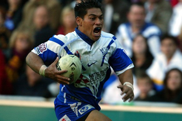 Utai heads for the tryline in 2004.