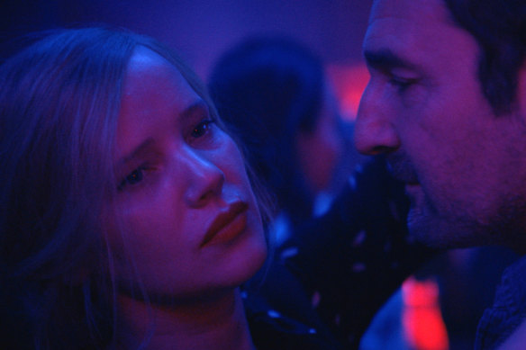 Joanna Kulig as Svetlana and Gilles Lellouche as Mathieu Roussel in Kompromat.