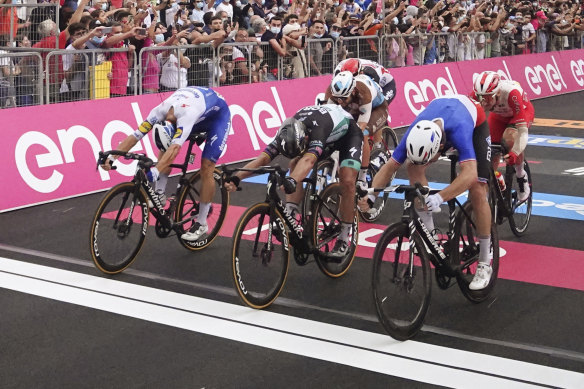 France's Arnaud Demare (right) sprints to win the fourth stage of the Giro d'Italia.