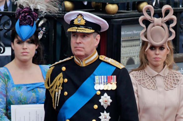 Andrew e le sue figlie, la principessa Eugenie, a sinistra, e la principessa Beatrice lasciano l'Abbazia di Westminster dopo il matrimonio del principe William con Catherine Middleton a Londra nell'aprile 2011.