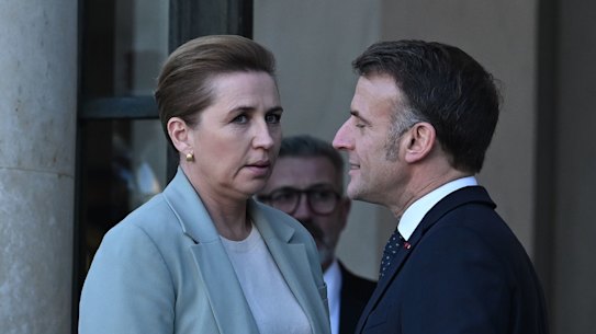 A primeira-ministra dinamarquesa, Mette Frederiksen, e o presidente francês, Emmanuel Macron, em Paris na terça-feira.