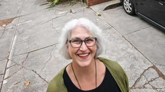 Andrea Cook em seu estacionamento, de que ela não precisa mais desde que decidiu viver sem carro.