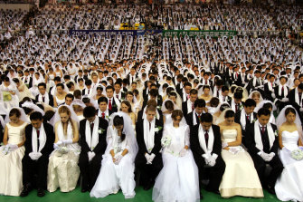 4000'den fazla çift, 2005 yılında Güney Kore'deki Rahip Sun Myung Moon'un Birleşme Kilisesi tarafından düzenlenen bir törenle evleniyor.