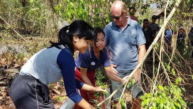 ROLE Foundation founder and CEO Mike O’Leary speaks to Bali WISE students about the importance of planting grass and how to keep soil healthy during a lesson in Bali.
