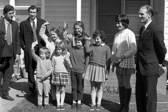 Victorian education minister Lindsay Thompson with children and teacher Mary Gibb kidnapped from Faraday State School.
