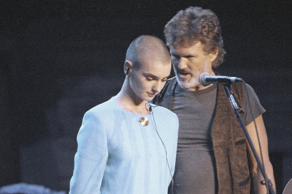 Kris Kristofferson comforts O’Connor  during the Bob Dylan anniversary concert at New York Madison Square Garden, on Oct. 17, 1992. 