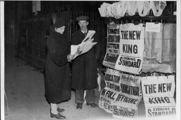 Londoners read the evening news about Edward VIII’s abdication, December 11, 1936. 