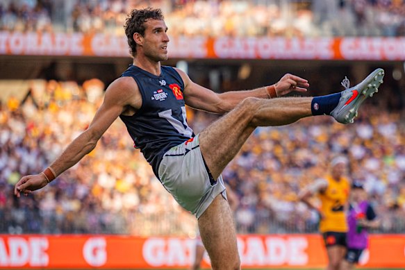 Ben King leans back and kicks for goal for the Vics.