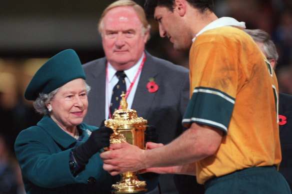 The Queen hands the World Cup to Australian captain John Eales in 1999.