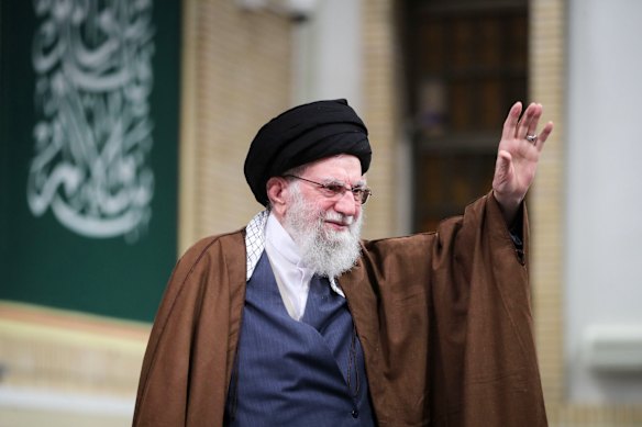 Il leader supremo iraniano, l'Ayatollah Ali Khamenei, incontra gli studenti a Teheran a novembre.