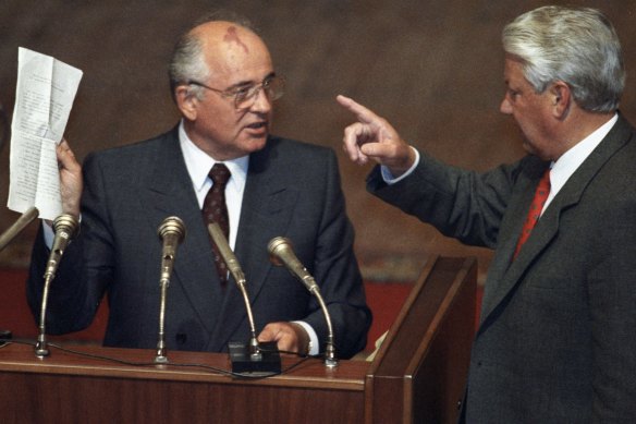Mikhail Gorbachev Boris Yeltsin at an extraordinary session of the RSFSR Supreme Soviet, shortly before it collapsed in August 1991.