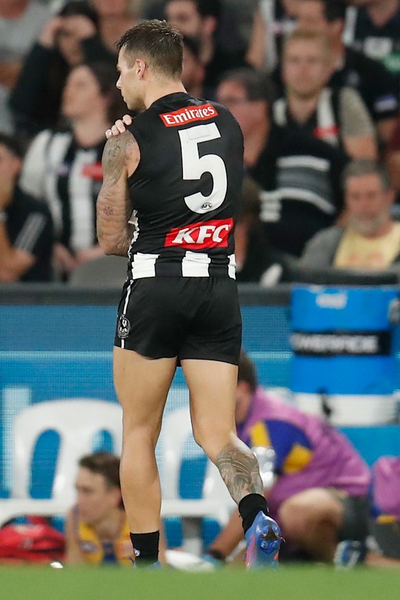 Jamie Elliott leaves the field injured. 