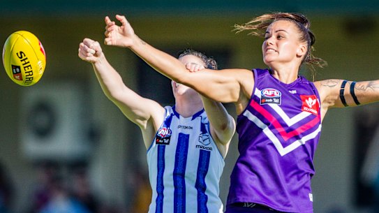 Gemma Houghton flies for the Dockers.